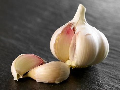 Garlic Photo, Garlic For Hair Growth, Garlic Health Benefits, Reducing Blood Pressure, Garlic Seeds, Garlic Benefits, Prevent Constipation, Raw Garlic, Garlic Bulb