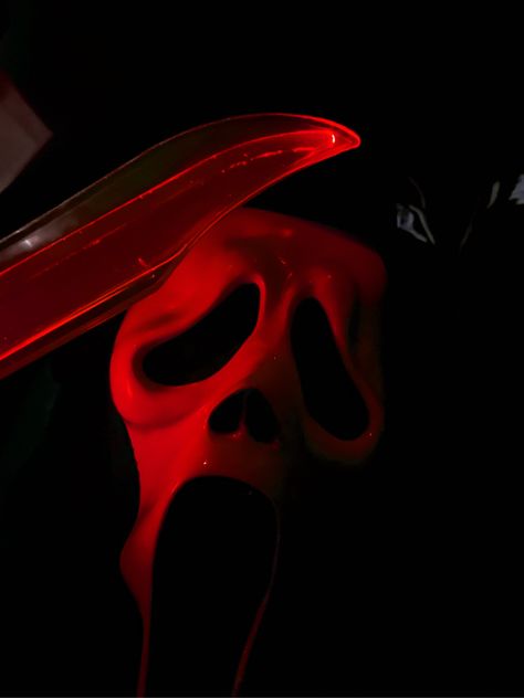 Red Ghostface Aesthetic, Red Scream Wallpapers, Halloween Red Wallpaper, Maroon Wallpapers Aesthetic, Red Halloween Wallpaper, Halloween Homescreen, Phone Backround, Red Halloween, Red Aesthetic Grunge