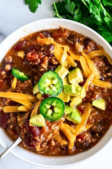 Quinoa Stew Recipes, Vegetarian Chili With Quinoa, Quinoa Chicken Chili, Vegetarian Crock Pot Chili, Crockpot Vegetarian Chili, Quinoa Chilli, Starch Based Diet, Vegetarian Chili Crock Pot, Beans And Quinoa