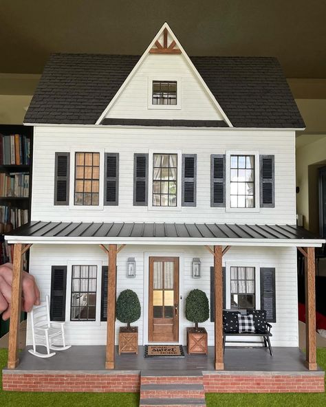 Big Doll House, Beachside Bungalow, Dollhouse Decorating, Diy Barbie House, Dollhouse Design, Victorian Farmhouse, Doll House Plans, Mini Doll House, Doll House Crafts