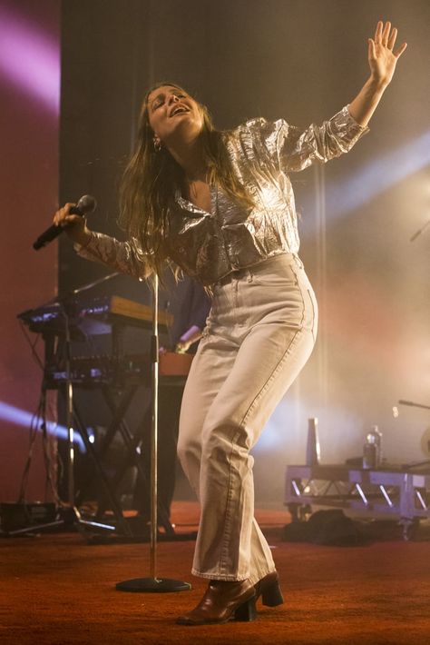 Maggie Rogers Performing at The Astor Theatre on May 21, 2019 Maggie Rogers Long Hair, Folk Singer Aesthetic, Lead Singer Outfit Female, Maggie Rogers Style, Maggie Rogers Concert Outfit, Maggie Rogers Aesthetic, Performing Aesthetic, Performer Aesthetic, Maggie Rogers