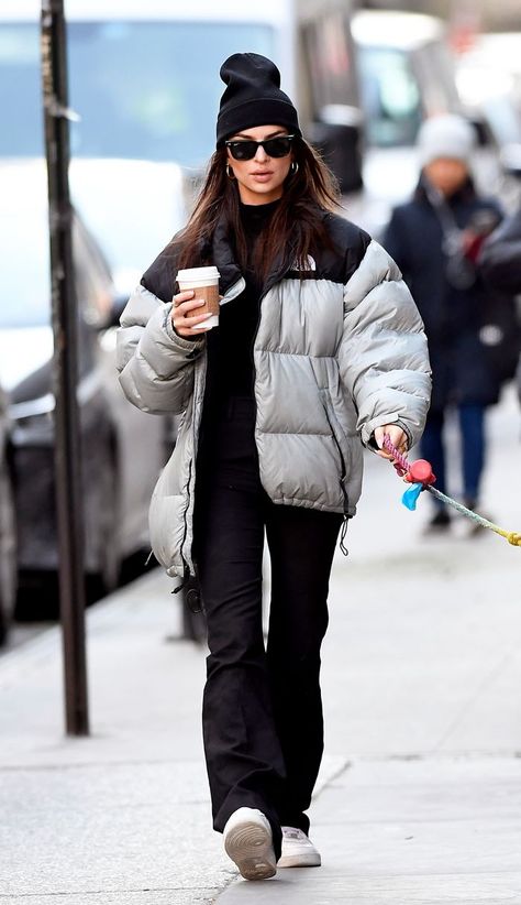 Emily Ratajkowski | This iconic celebrity casual outfit, will help inspire your everyday on trend wardrobe and help you step out in style this season. North Face Jacket Outfit, Mode Converse, Stile Kendall Jenner, 00s Mode, Puffer Jacket Outfit, Tom Boy, North Face Puffer Jacket, Mode Grunge, Look Adidas