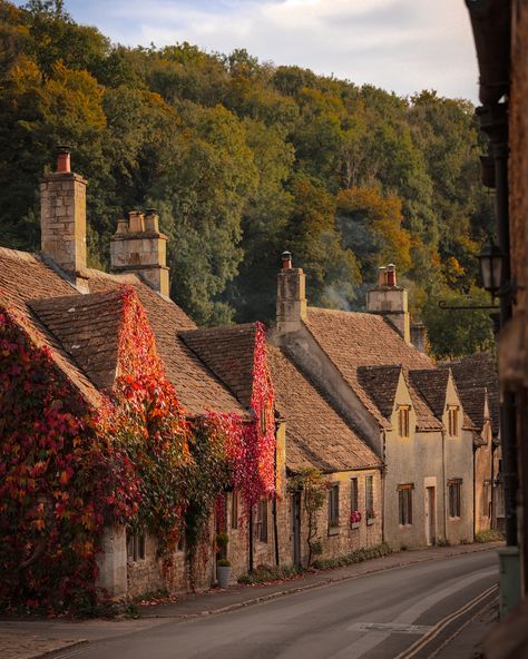 The prettiest Cotswolds villages to visit this autumn ⬇️✨🕯️🍂 Comment COTSWOLDS for my free ultimate Cotswolds travel guide 🍁🍂 Castle Combe Bibury Stow-on-the-Wold Snowshill Broadway Bourton-on-the-water Lacock Village 📍 The Cotswolds, England #england #visitengland #lovegreatbritain #visitbritain #thecotswolds #wiltshire #autumnaesthetic #autumnvibes #fallvibes #darkacademia #darkacademiaaesthetic #englishvillage #villagelife #darkaesthetic #uktravelblogger #uktravelguide #prettiestvill... The Cotswolds England, English Village, Bourton On The Water, Visiting England, Cotswold Villages, The Cotswolds, Cotswolds England, Village Life, Castle Combe