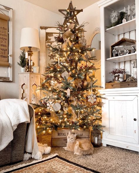 Cowboy Christmas Tree Ideas, Western Christmas Tree Ornaments, Western Christmas Decorations, Western Christmas Tree, Farmhouse Christmas Decor Ideas, Christmas Tree And Fireplace, Country Christmas Trees, Farmhouse Christmas Tree, Cowboy Christmas