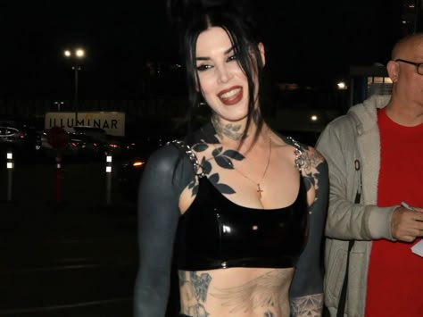 Kat Von D says she's spent almost 40 hours so far 'blacking out' her body to cover tattoos she no longer wants Tattoos For Women Delicate, Watercolor Tattoos For Women, Floral Tattoos For Women, Tattoos For Women Fine Line, Fine Line Tattoos For Women, Line Tattoos For Women, Kat Von D Style, Cover Tattoos, Tattoos For Women Meaningful