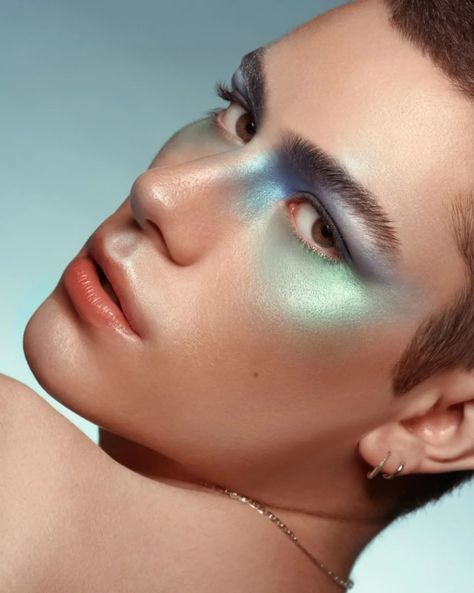 Hologram 3.0 The metaverse enables the expansion of the boundaries of all disciplines as we know them into a new, artificial realm. It served as inspiration for the creation of this avant-garde men's beauty editorial and holographic makeup. Creative Director/Photographer/Retoucher: Víctor Gómez @victorgomez_studio Makeup Artist: Varo Cianca @artisticvaro Male Model: Gio Martini Ripoll @giomripoll Assistant: José López @jotad.raw Male Model: Pablo Herrador @pabloherradoor Editor-in-chief:... Holographic Makeup Look, Avante Garde Makeup, Chrome Makeup, Abstract Makeup, Futuristic Makeup, Holographic Makeup, Makeup Creative, Space Makeup, Studio Makeup