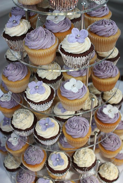 White Silver Wedding, Sweet 15 Party Ideas Quinceanera, Purple Quince, Sweet 15 Party Ideas, Lavender Baby Showers, White Chocolate Buttercream, Quince Decorations, Cupcakes Decorados, Lilac White