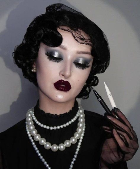 90s Bridal Makeup, Bourgeoisie Aesthetic, Burlesque Makeup Ideas, Black And Silver Eyeshadow, Vampire Outfits, Burlesque Makeup, Mrs Bella, Goth Make Up, Tutorial Eyeshadow