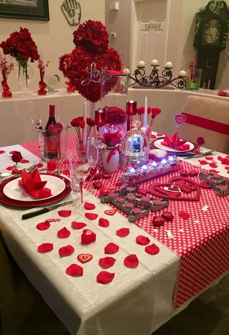 30 Romantic Valentine's Day Table Decor Ideas - Hike n Dip Romantic Surprises For Him, Gifts Ideas For Boyfriend, Romantic Dinner Decoration, Boyfriend Valentines Day, Hadiah Valentine, Diy Candles Easy, Boyfriend Valentines, Ard Buffet, Romantic Surprise