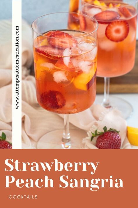 White Wine Sangria Peach, Strawberry Peach Sangria, Peach Cocktail Recipe, Peach Sangria Recipes, White Peach Sangria, White Sangria Recipe, Strawberry Sangria, Unique Cocktail Recipes, Sangria Cocktail