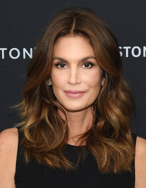 Daily Beauty Buzz: Cindy Crawford's Bouncy Waves Classic Haircut, Meaningful Beauty, Long Layered Haircuts, Latest Instagram, Celebrity Beauty, Cindy Crawford, Youthful Skin, Loose Waves, Celebrity Hairstyles