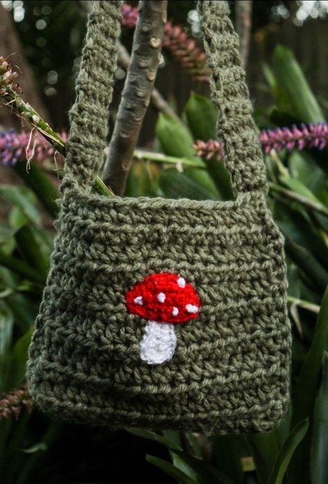 Sage green bag with mushroom patch attached, spacious and secure Tote Crochet, Confection Au Crochet, Crochet Mushroom, Crochet Handbags Patterns, Crochet Simple, Stitch Crochet, Handbag Pattern, Fun Crochet Projects, Crochet Tote