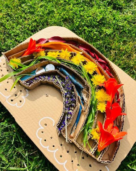 Smart Children Little School on Instagram: "Nature 🌈 rainbow. We look in our backyard for all the colors of the rainbow. The blue one was the most difficult to find, so we used some sticks we had previously painted in blue and also I placed some mirror to reflect the blue sky. It was a beautiful activity to spend time outside, even though I mostly did this rainbow myself to be honest 😆 ,he just pointed at the things I could use while playing with his truck.  #defidesmainscreatives #natureplay #playwithnature #natureinspired #my_mini_artists #naturecraftsforkids #naturerainbow #creakrea #kidscrafts101 #outsideplayanyday #weplay_spring #playandcreatetoday #playandcreatetoday_nature #1000hoursoutside #playfullymade_diy #inspireusewithyourplay #celebrate_daysoftheyear #cardboardcrafts #recyc Rainbow Activity For Kindergarten, Rainbow Crafts Preschool, Storybook Crafts, Spend Time Outside, Nature Rainbow, Spring Theme Preschool, Earth Tone Rainbow, Rainbow Project, Rainbow Activities