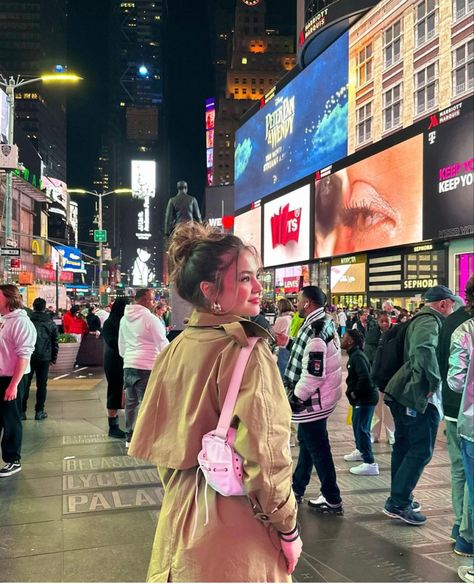 Nyc Instagram Pictures Aesthetic, New York Influencer Aesthetic, Times Square Instagram Pictures, Nyc Ig Story, Times Square Pictures Ideas Night, Times Square Photo Ideas, Nyc Winter Photoshoot, New York Aesthetic Photos, Life Goals Pictures Dreams Inspiration