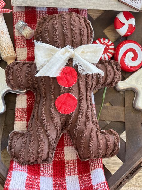 Darling vintage chenille  gingerbread man 🤎❤️ These  gingerbread men  come stuffed with premium polyfil, felted back, jumbo red quilt buttons and tied with a cotton bow Approx. 11x8 These are great to tuck into your tree or place on a shelf or gove as a gift. Place on a entry bench. Smoke free home. listing is for 1 gingie🤎❤️ Gingerbread Pillow Diy, Gingerbread Sewing Pattern, Gingerbread Decorating Ideas, Diy Gingerbread Man, Sewing Ornaments, Gingerbread Quilt, Gingerbread Pillow, Vintage Christmas Diy, Christmas Stitchery