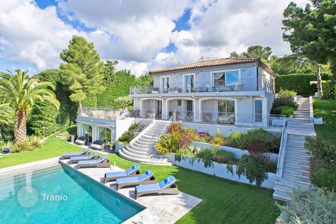 A luxury villa with a swimming pool, overlooking the sea, Cannes, France. Total area 250 m², 4 bedrooms, 5 bathrooms. Buy Villa in Cannes, France for 5,500,000 €. See more details about listing #1816714 on Tranio.com. Ideas Cuarto, Villa France, Backyard House, Building Front, Dream Mansion, Rich Home, Provence Style, Mansions Homes, Cannes France