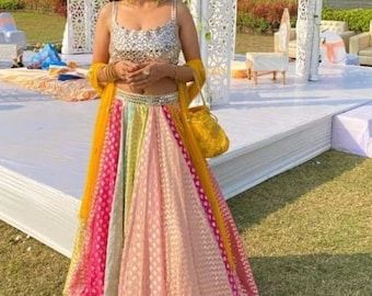 Haldi Bridesmaid Outfit, Goun Pic, Haldi Stage, Haldi Outfit For Bride, Mehendi Lehenga, Mehandi Outfits, Mehndi Outfit, Haldi Outfits, Sangeet Outfit