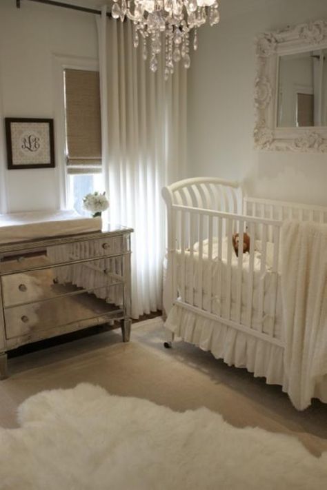 Love this elegant girly baby's room.... the mirrored dresser as a change table is fab! Bilik Perempuan, Nursery Mirror, Modern Nursery Design, Gender Neutral Baby Room, Elegant Nursery, Baby Room Neutral, Babies Room, Baby Changing Tables, White Nursery