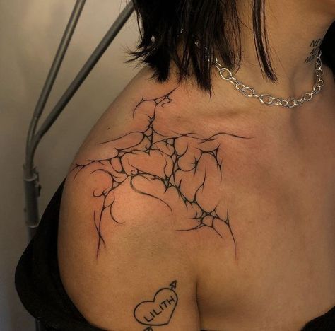 Tattoo Ideas Summer, Dark Tattoo Ideas, Dr Tattoo, Grunge Tattoo, Inspiration Tattoo, Shoulder Tattoos, Shoulder Tattoos For Women, Stylist Tattoos, Tattoo Style Drawings