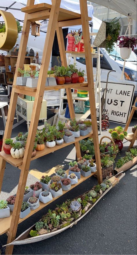 Succulents Shop, Craft Market Stall Ideas, Plant Truck, Plant Business, Garden Center Displays, Plant Display Ideas, Stand Feria, Hippie Shop, Craft Booth Displays