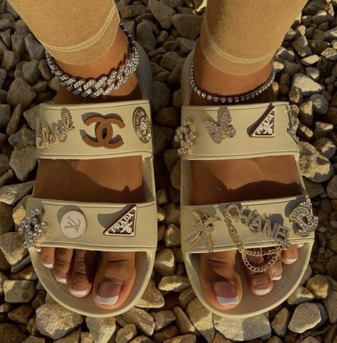 Beige Crocs With Jibbitz, Beige Crocs Outfit, Jibbitz Crocs Ideas, Beige Crocs, Crocs With Jibbitz, Crocs Aesthetic, Crocs With Charms, Sandals Outfit Summer, Croc Jibbitz