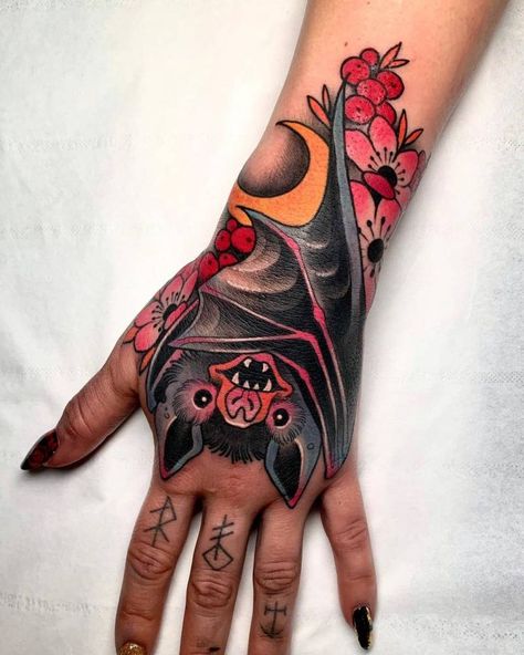 Unique Hand Tattoos, Traditional Hand Tattoo, Simple Hand Tattoos, Colour Tattoo For Women, Butterfly Hand Tattoo, Tato Jari, Traditional Tattoo Designs, Tato Henna, Feminine Tattoo Sleeves