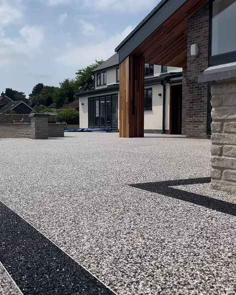 Resin Grain Surfacing | The end result is stunning!😍 | By UNILAD Tech Resin Patio Garden Ideas, Resin Patio Ideas, Resin Driveway Ideas, Pea Gravel Driveway, Driveway Tiles, Resin Gravel, Resin Driveway, How To Clean Brick, Resin Patio