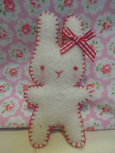 Little Woollen Bunny | Rachel | Flickr Rabbit Sewing, Plushies Diy, Felt Rabbit, Felt Plushie, Cute Sewing Projects, Felt Bunny, Plushie Patterns, Sewing Stuffed Animals, Vintage Rabbit