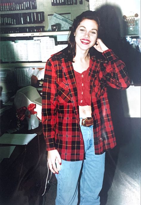 Red Plaid Flannel Outfit, Red Flannel Shirt Outfit Women, 90s Fashion Flannel, Red Flannel Shirt Outfit, 90s Off Duty Model, Red Flannel Outfits, 90s Flannel Outfits, Flannel Shirt Outfit Women, Red Turtleneck Outfit