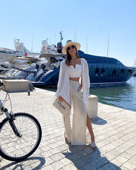 Autumn Holiday Outfits, Saint Tropez Style, St Tropez Style, Gabrielle Caunesil, Tumblr Summer, Formal Chic, Autumn Holiday, Short Jeans, French Riviera