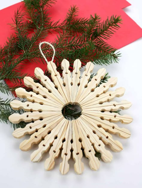 Clothespin Snowflake, Clothes Pin Ornaments, Clothespin Crafts Christmas, Clothespin Diy Crafts, Wooden Clothespin Crafts, Clothespins Diy, Dollar Diy, Clothespin Art, Snowflake Decoration