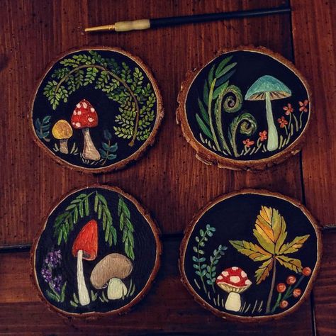 Best Diy Projects To Sell, Wood Slice Mushroom, Painting On Log Slices, Mushroom Wood Painting, Ornament Wood Slices, Mushroom Wood Art, Acrylic On Wood Painting, Natural Wood Slices Crafts, Painting On Wood Slices Ideas