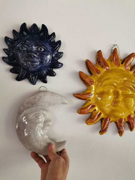 #sun #moon #homedecor #gardendecorations #ceramic #wallart #walldecor #sole #luna #decorazionicasa #ceramica Moon And Sun Decorations, Sun And Moon Ceramic Wall Art, Sun Ceramic Plate, Diy Sun And Moon Decor, Sun And Moon Sculpture, Ceramic Sun And Moon, Ceramics Mask Ideas, Sun And Moon Decorations, Moon And Sun Decor