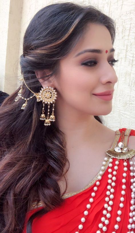 Indian Earrings With Hair Chain Hairstyles, Jhumkas With Hair Chain, Gold Earrings For Marriage, Hairstyles With Ear Chain, Ear Chain Hairstyle, Jhumka Hairstyle, Jhumka With Ear Chain Hairstyle, Jhumka With Ear Chain, Marriage Mandap