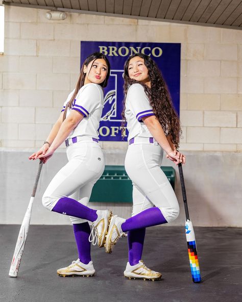 Group Softball Pictures, Softball Action Shots Picture Ideas, Sister Softball Poses, Softball Pictures Poses Friends, Softball Buddy Pictures Ideas, Softball Media Day Poses Funny, Softball Friend Pictures, Softball Pics Poses, Softball Photoshoot Ideas Team Pictures