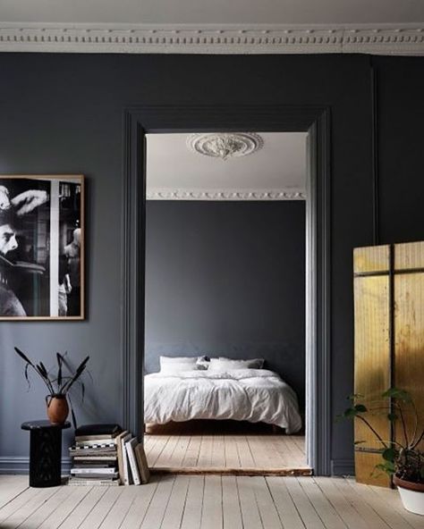 Inredningsbilder (@inredningsbilder) Cozy Bedroom Colors, Dark Blue Bedrooms, Interior Design Per La Casa, Dark Bedroom, Dark Interiors, Interior Modern, Design Del Prodotto, Blue Bedroom, Grey Walls