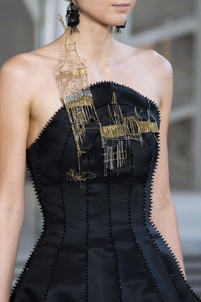 Runway Embroidery, Detail Couture, Fashion Architecture, Guo Pei, Couture Details, Curved Lines, Fall Fashion Trends, Fall 2018, Autumn Fashion Women