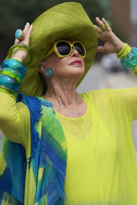 18 Fabulous Style Tips From Senior Citizens  "When I'm sixty-four." Seth Cohen, Midlife Women, Advanced Style, Ageless Style, Ageless Beauty, Looks Street Style, Aged To Perfection, Senior Citizen, Photo Blog