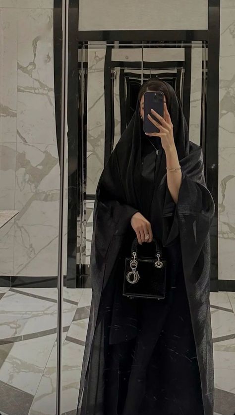 Khaleeji Abaya, Modest Aesthetic, Rihanna Dress, Abaya Designs Latest, Abaya Outfit, Modern Hijab Fashion, Hijabi Aesthetic, Wardrobe Planning, Modesty Fashion