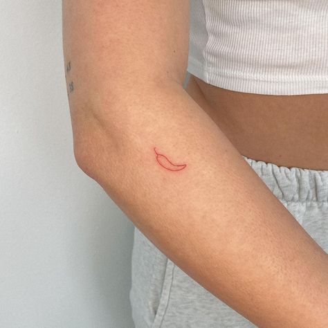 Polly Nor Tattoo, Mini Chilli Tattoo, Chile Tattoo Ideas, Red Chili Pepper Tattoo, Sis Tatoos, Red Chilli Tattoo, Chilly Tattoo, Chili Tattoo Minimal, Rolly Polly Tattoo