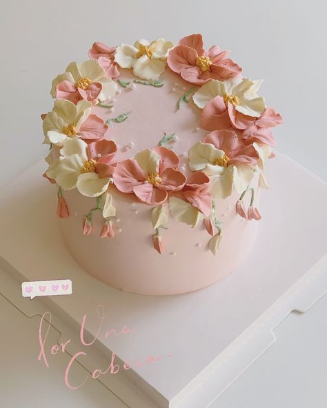 刘颖颖 (@pieceofcakehalifax) • Instagram photos and videos Floral Cake Designs Birthday Women, Floral Themed Cake, Pastel Floral Cake, Spring Birthday Cake, Floral Cake Design, Butterfly Birthday Cakes, Cake Decorating Icing, Pastel Cakes, Simple Cake Designs