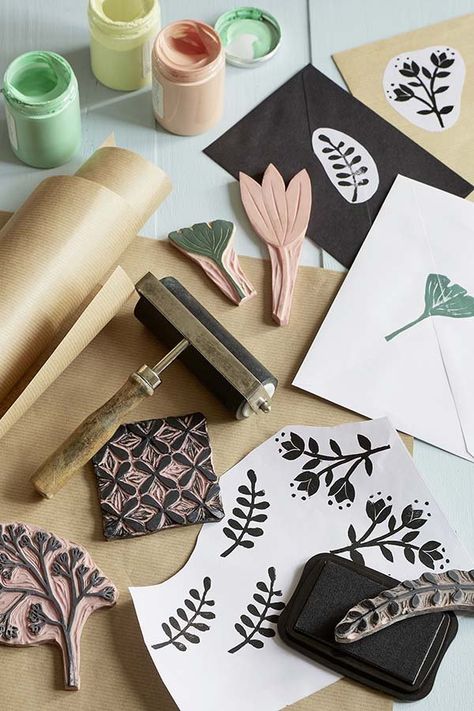 Block print : découvrez notre tutoriel pour apprendre fabriquer un tampon en bois #stampart Tampons Diy, Hand Carved Stamps, Stamp Carving, Marie Claire, Fabric Painting, Linocut, Tampon, Craft Beer, Diy Bracelets