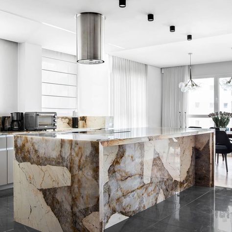 ⚠️ SHOWSTOPPING kitchen island made of Patagonia quartzite. This stone has incredibly unique appeal. It has transparent quartz areals which… Patagonia Marble Kitchen, Patagonia Quartzite, Onyx Kitchen, Marble Kitchen Island, Kitchen Benchtops, Stone Kitchen, Granite Countertops Kitchen, White Granite, Beach Road