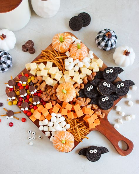 13 Spooktacular Halloween Charcuterie Board Ideas - Finding Time To Fly Boocuterie Board, Charcuterie Board Step By Step, Easy Halloween Charcuterie Board, Charcuterie Board Easy, Halloween Party Dessert Table, Halloween Charcuterie Board Ideas, Themed Charcuterie Board, Halloween Themed Desserts, Halloween Food Snacks