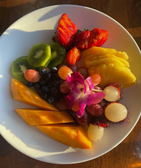 Tropical Fruit Photography, Tropical Core, Tropical Fruit Salad, Tropical Food, Tropical Hawaii, Healthy Food Dishes, Healthy Lifestyle Food, Best Fruits, Fruit Plate