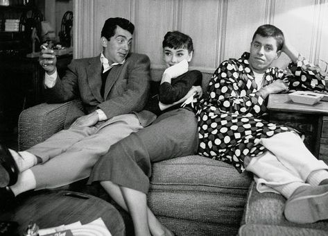 Audrey Hepburn hanging out with Dean Martin and Jerry Lewis at Paramount Studios, 1953. #audreyhepburn #deanmartin #jerrylewis Audrey Hepburn Outfit, Hepburn Quotes, Audrey Hepburn Photos, Richard Chamberlain, Paramount Studios, Olivia De Havilland, Jerry Lewis, Rat Pack, Katharine Hepburn