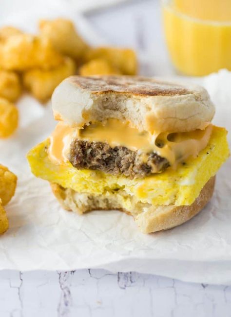 Camping Food Make Ahead, Christmas Brunch Recipes, Egg And Cheese Sandwich, Make Ahead Breakfast Sandwich, Freezer Breakfast Sandwiches, Frozen Breakfast, Breakfast Bagel, Egg And Cheese, Freezer Breakfast