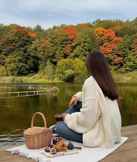 Fall Photography Ideas, Romantic Beach Picnic, Autumn Picnic, Fall Szn, October Aesthetic, Picnic Photography, Autumn Outfit Inspo, Winter Picnic, Cardigan Jeans