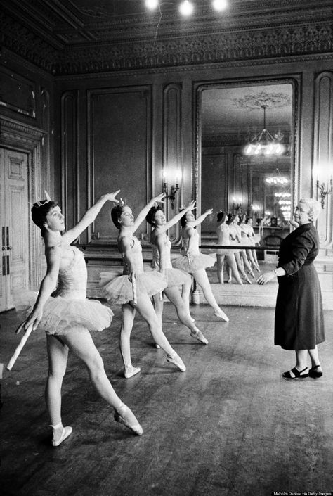 Ballet teacher Marjorie Middleton instructing her pupils in ballet positions during a lesson in one of the studios at the Scottish Ballet School at Grosvenor Crescent, Edinburgh in 1955. 70s Ballet, Scottish Ballet, Ballet Practice, Uk Culture, Princess Ballerina, Ballet Positions, Ballet Lessons, Ballet Studio, Ballet Teacher