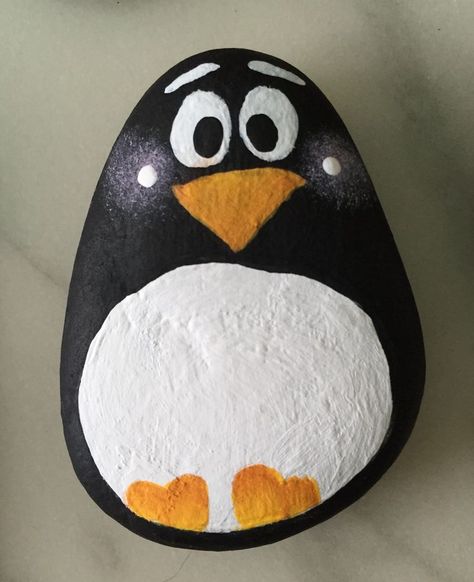 Penguin Rock, Inspirational Rocks, Diy Rock Art, Seashell Painting, Painted Rocks Kids, Painted Rocks Craft, Painted Rocks Diy, Rock Painting Patterns, Pet Rocks